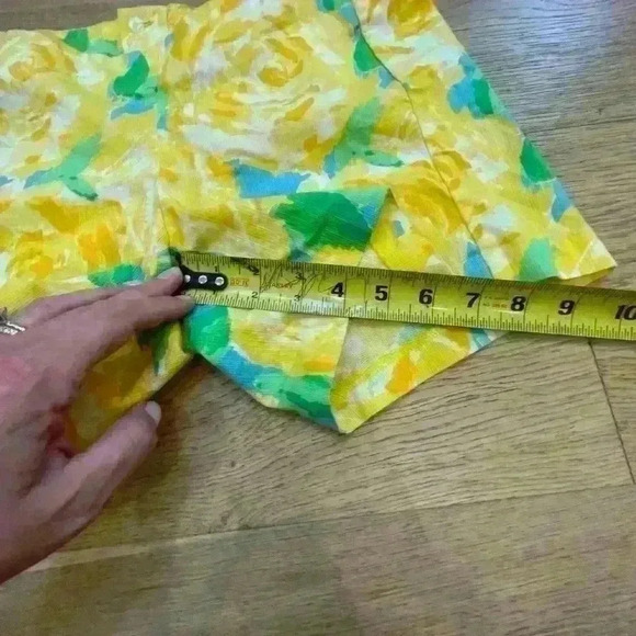 Lily Pulitzer Women’s Shorts. Yellow/blue flower print. Size 0. - Picture 5 of 6